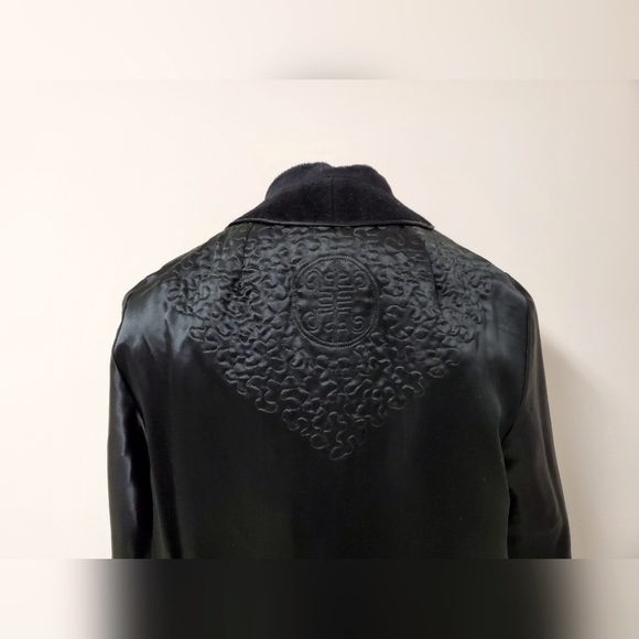Vintage Black Coat with Fur Collar and Chinese Motif Lining - Picture 10 of 16